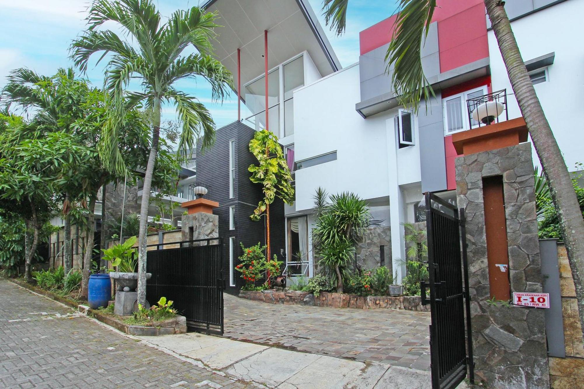 Super Oyo Capital O 91665 D'Prof Exclusive Guesthouse Semarang Bagian luar foto